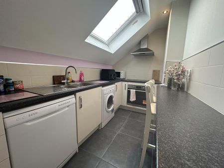 3 bedroom flat to rent - Photo 4