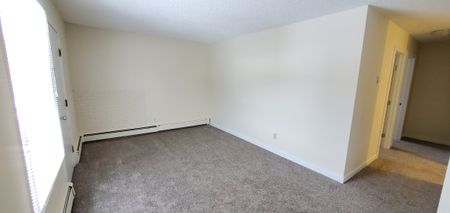 Bright, 3rd Floor 2 Bed Apartment in Quiet, Mature Neighbourhood - Photo 3