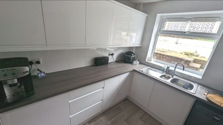 52 Hollins Spring Avenue, S18 - Photo 4