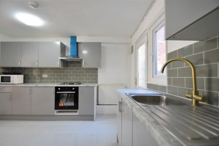 5 bedroom terraced house to rent - Photo 5