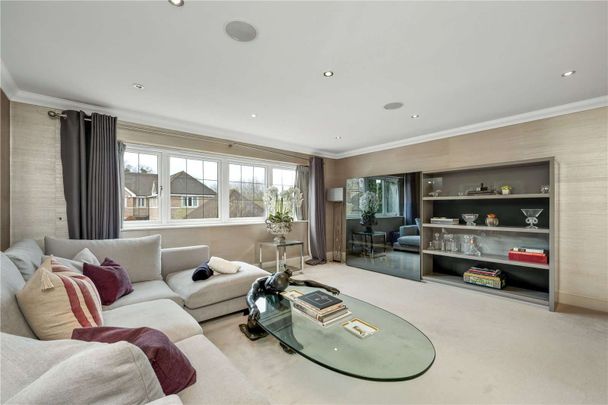 Idyllic family home situated within a private gated development in the heart of Esher with stunning views of Sandown Park. - Photo 1