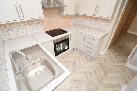 House - Terraced For Rent Heath Crescent, Pontypridd - Photo 4