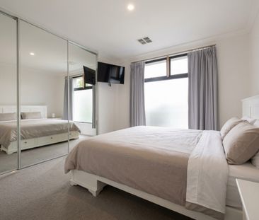 Fully Furnished - Modern Comfort - Low Maintenance - Photo 4