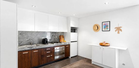 Contemporary Apartment In Sought After Pocket - Photo 2