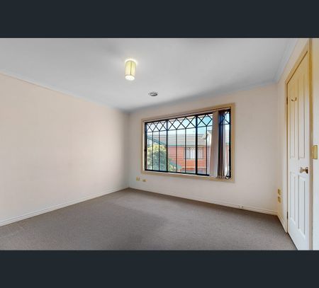 1/238 Buckley Street, Essendon, Vic 3040 - Photo 3