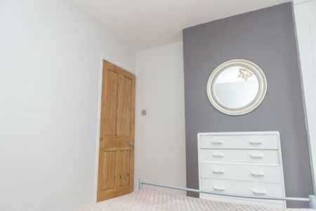 5 bedroom semi-detached house to rent - Photo 4