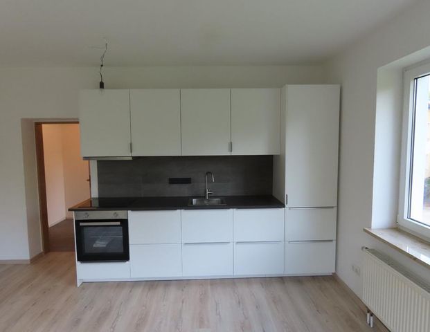 Arzberg – Zentrumsnahe 2-Zimmer-Wohnung mit Einbauküche & Terrasse zur Miete - Foto 1