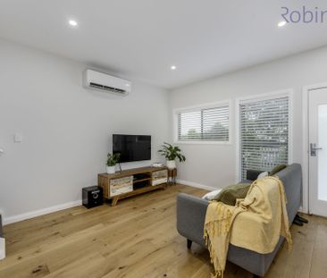 Spacious three bedroom air conditioned townhouse with single garage - Photo 3