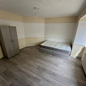 Room in a Shared House, Selby Road, N17 - Photo 2