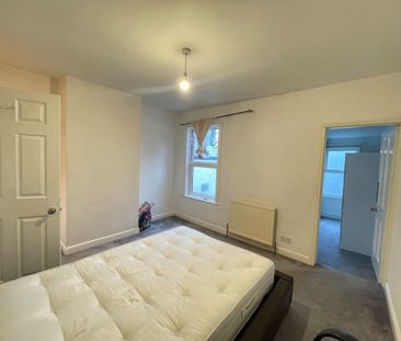 3 Bed Terraced House, Culver Lane, RG6 - Photo 5