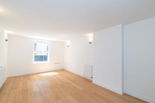 2 Bed Flat, Lavender Hill, SW11 - Photo 1