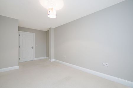 Hanover Court, Haymeads Drive, Esher, Surrey, KT10 flat to rent - Photo 2