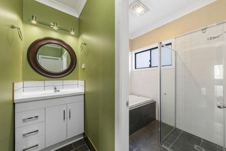 Private residence with large barn shed - Photo 3