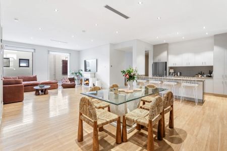 Stylish Beachfront Apartment – In the Heart of Henley Beach - Photo 3