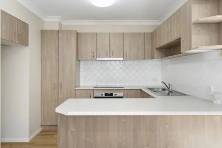 Spacious & Stylish Townhouse in Prime Inner-City Location - Photo 4