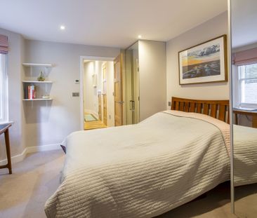 Luxurious Three-bedroom Character Property TO LET In Battersea - Photo 5