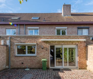 Instapklare gezinswoning met garage, 3 slpks, tuin en nabij de Bour... - Foto 1