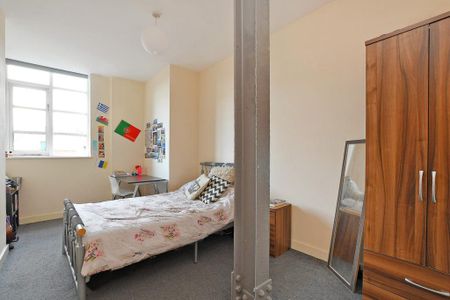 3 bedroom flat to rent - Photo 4