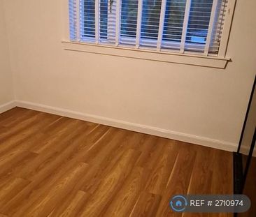 3 bedroom flat to rent - Photo 3