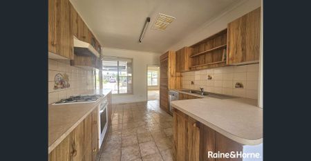 Charming Family Home in the heart of Melton! - Photo 5