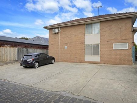 Light-Filled Ground Floor Apartment in Prime Location - Photo 4