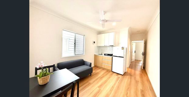 Don’t Miss! Step outside to catch the bus — direct to CBD. So easy, so convenient! Brand-New Fully Furnished, All-Inclusive One-Bedroom Studio - Photo 1