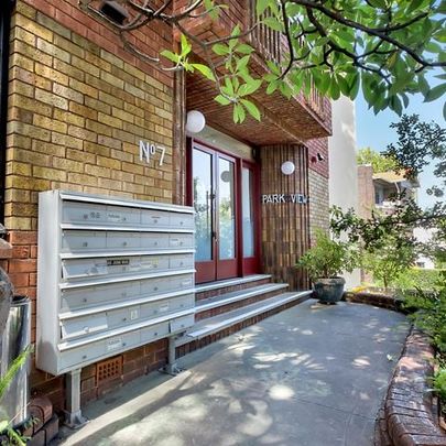 Studio Apartment With Balcony In Sought After St Neot Avenue - Photo 1