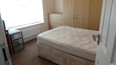 6 bedroom semi-detached house to rent - Photo 2