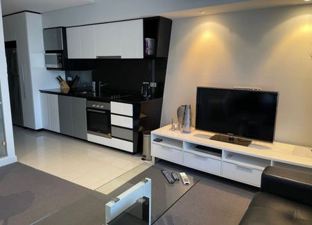 Stylish 1 Bedroom, 1 Bathroom Furnished Apartment – Prime City Location - Photo 2