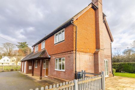 4 bedroom detached house to rent - Photo 3