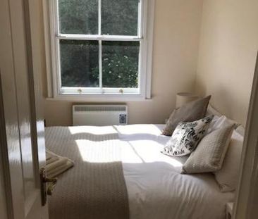 Lovely peaceful double bedroom in a Georgian Townhouse in the heart... - Photo 3