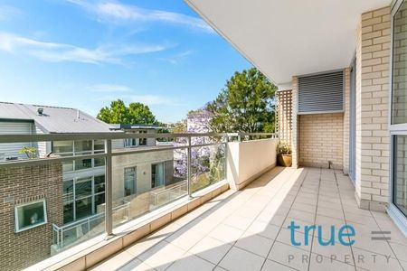 STYLISH AND WELL PRESENTED APARTMENT - Photo 4