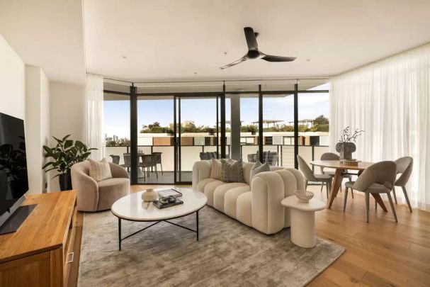 Stunning two-bedder with sweeping city view - Photo 1