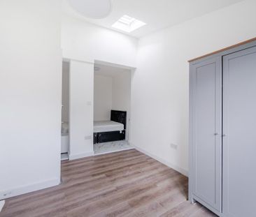 4 bedroom end of terrace house to rent - Photo 4