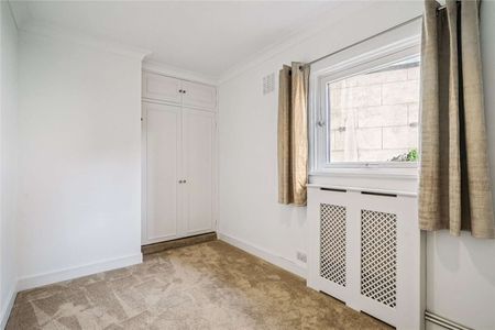 Newly refurbished three bedroom mews house - Photo 5