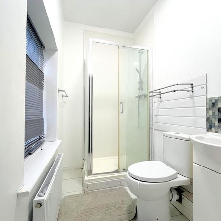 6 bedroom house of multiple occupation to rent - Photo 3