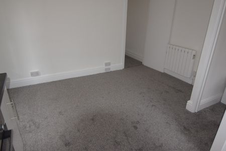 To Let 1 Bed Flat - Photo 5