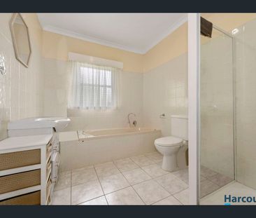 Charming 3-Bedroom Cottage in East Devonport - Photo 2