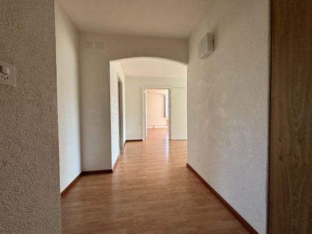 Bel appartement de 4 pièces au coeur de Tavannes - Photo 2