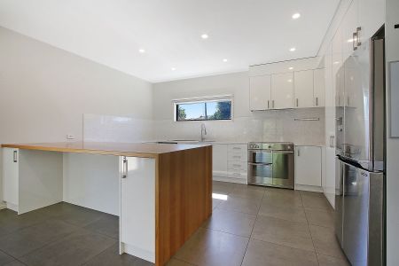 SPACIOUS AND CENTRAL FOUR BEDROOM TOWNHOUSE - Photo 3