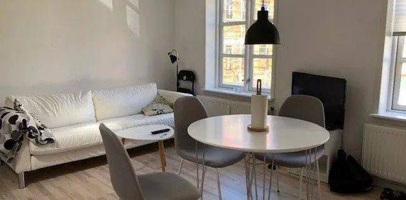 <b>Centralt beliggende 2-værelses lejlighed – Perfekt til studerende</b> - Photo 2