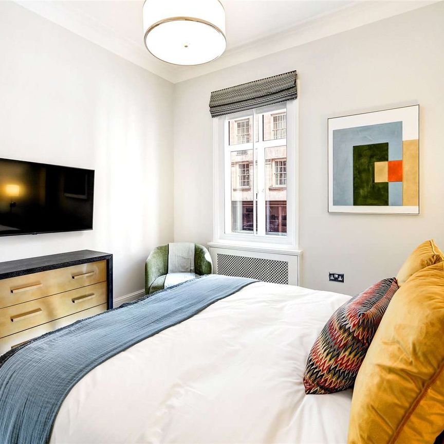 An immaculate two-bedroom lateral apartment, located in the heart of prestigious Mayfair. - Photo 1