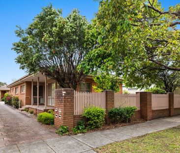 Spacious 3 Bedroom Home in Leafy Carnegie! - Photo 5