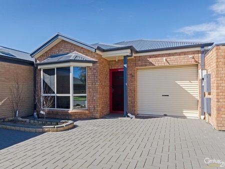 Three Bedroom Courtyard Home - Photo 3