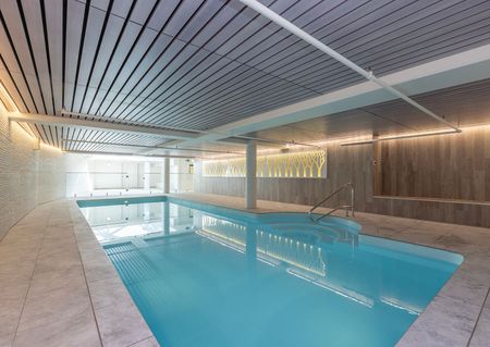 Stylish parkside retreat with lock-up over-sized garage - Photo 2