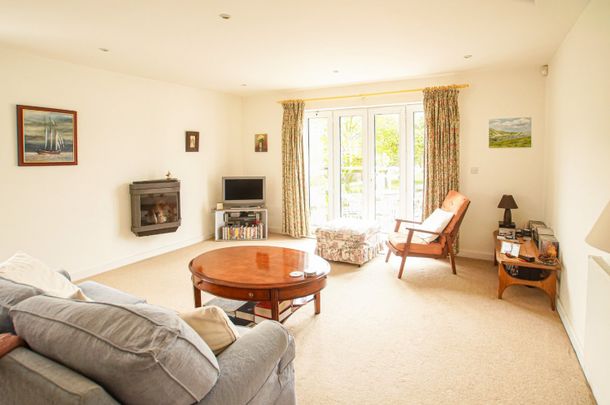 Elegant canalside townhouse in a private gated setting, offering refined living moments from Chichester city centre - Photo 1