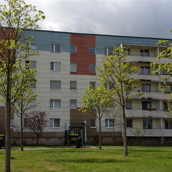 Drei Zimmer, Küche und Bad mit Fenster, Balkon - Photo 2