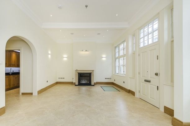 3 bedroom mews to rent - Photo 1