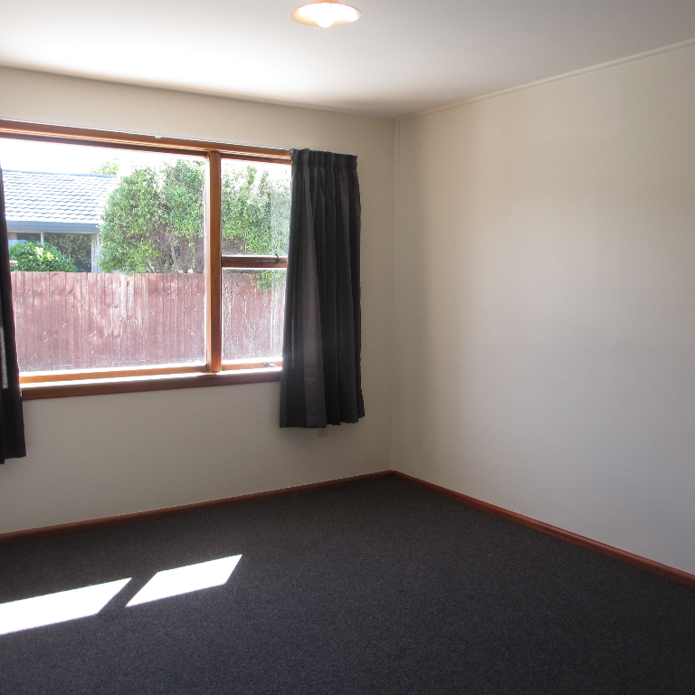 Sunny two-bedroom unit in Merivale - Photo 1