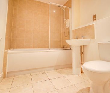 Flat 1, The Old Manse 2B Swindon Street, Swindon, Highworth, SN6 - Photo 5